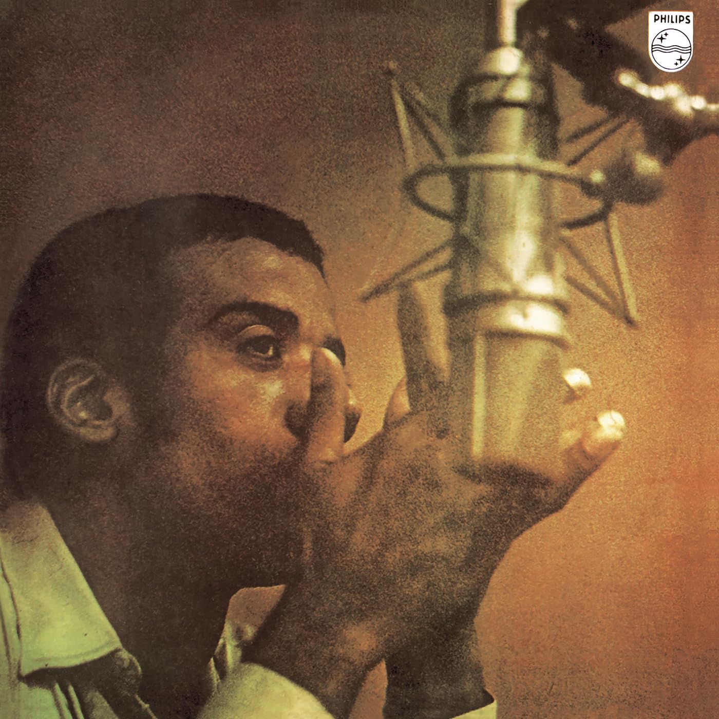 Força Bruta album cover, depicting Jorge Ben singing into a microphone with his hands cupped over his mouth