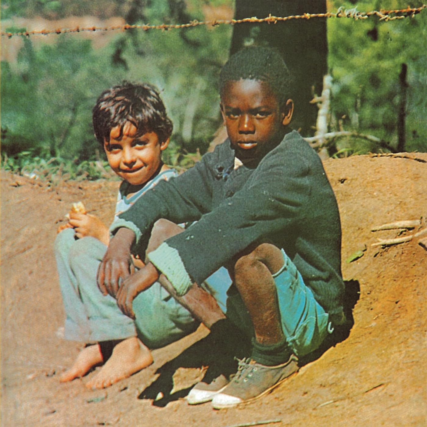 Clube da Esquina album cover, depicting two young boys sitting by the road