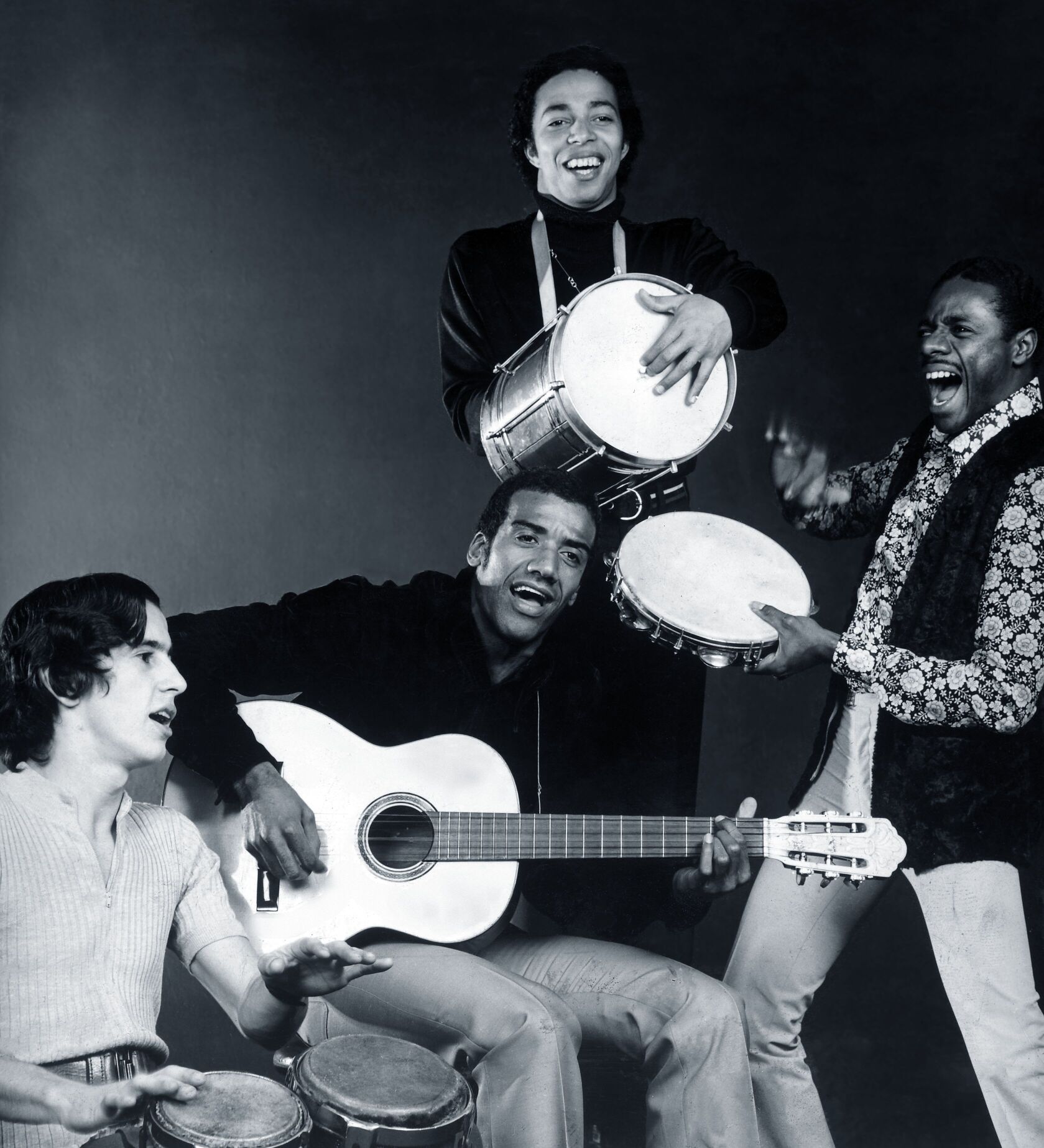 Jorge Ben playing with Trio Mocotó