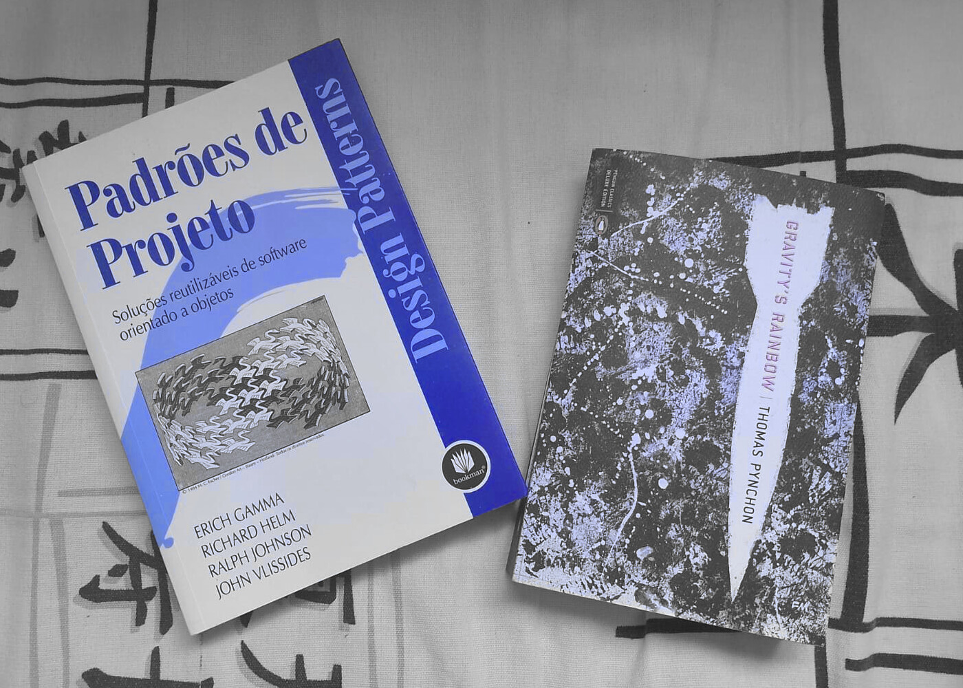 Two books, the Brazilian Portuguese edition of “Design Patterns,” and “Gravity's Rainbow”